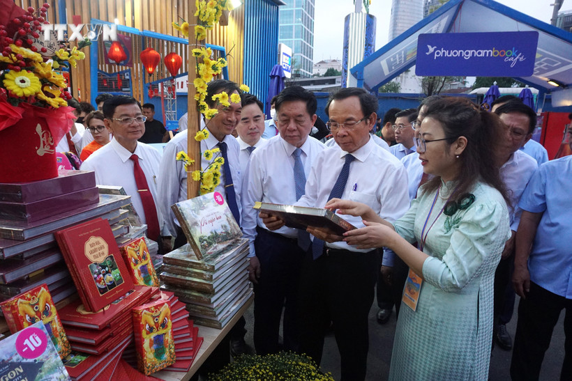 Đại biểu tham quan các gian trưng bày, giới thiệu sách tại Lễ hội Đường sách Tết Giáp Thìn 2024. Ảnh: Thu Hoài - TTXVN