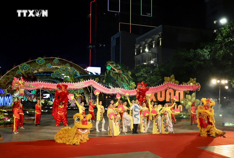 Tiết mục ca múa nghệ thuật “Mai vàng đón Xuân” do ca sĩ Nguyễn Phi Hùng trình diễn tại chương trình khai mạc đường hoa Nguyễn Huệ Tết Giáp Thìn 2024. Ảnh: Hồng Giang - TTXVN
