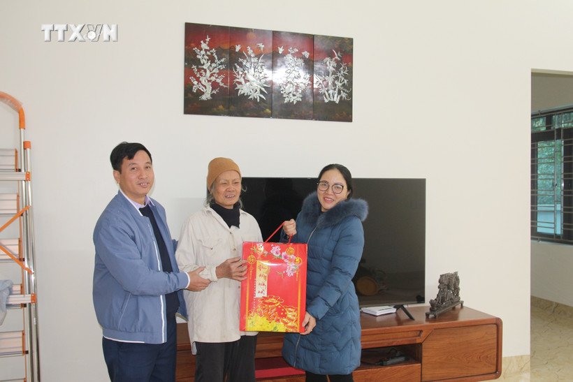 Ủy ban Nhân dân phường tặng quà Tết cho bà Trần Thị Vượng (76 tuổi) ở tổ 4, khu Tân Lập 2, phường Phương Đông, thành phố Uông Bí (Quảng Ninh). Bà đã được hỗ trợ 80 triệu xây dựng nhà mới. Ảnh: Thanh Vân - TTXVN