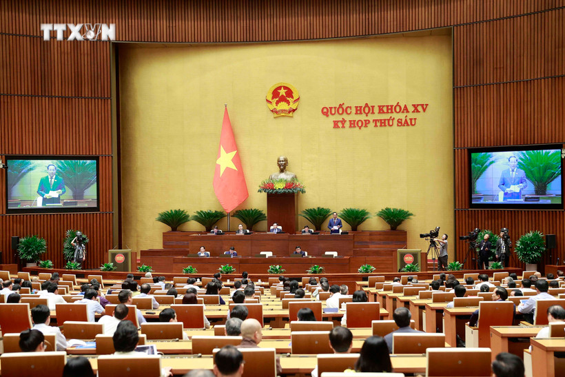 Quốc hội thảo luận ở hội trường về việc triển khai thực hiện các nghị quyết của Quốc hội về các chương trình mục tiêu quốc gia. Ảnh: Doãn Tấn
