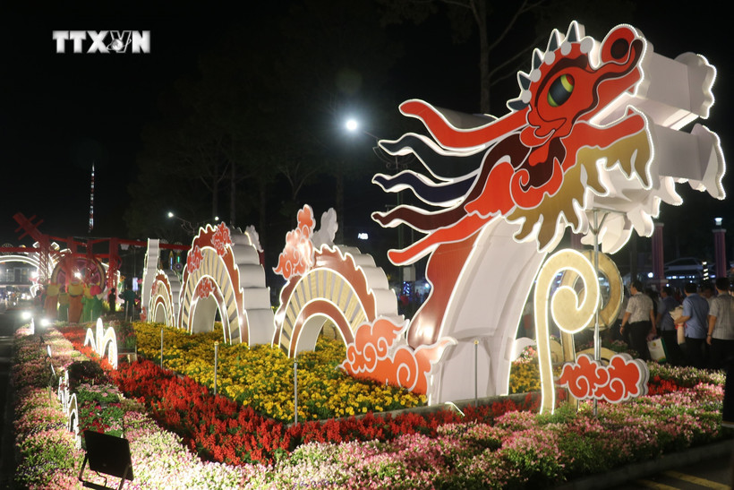 Những tiểu cảnh trên Đường hoa Xuân thành phố Cao Lãnh Tết Giáp Thìn năm 2024. Ảnh: Nguyễn Văn Trí – TTXVN