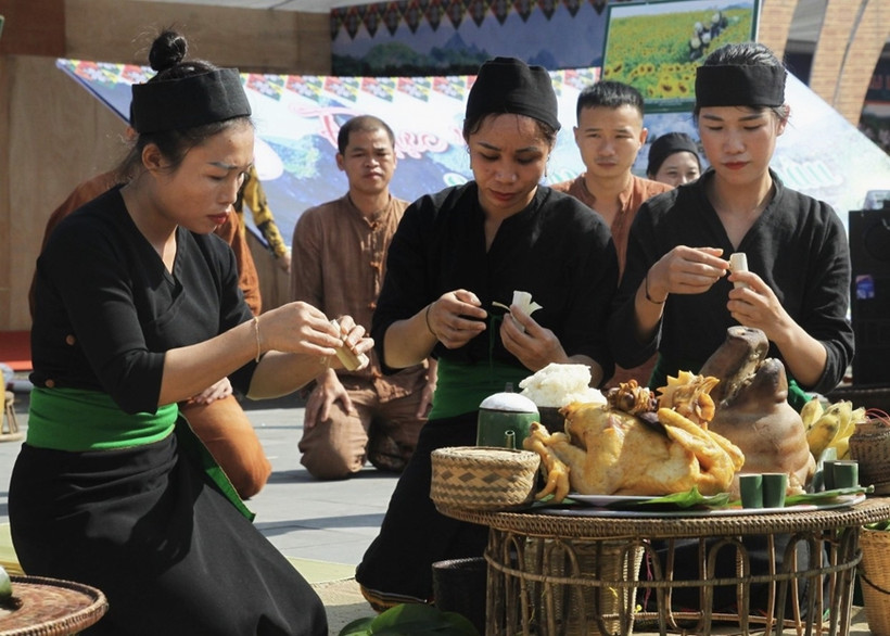 Mâm cúng trong Lễ hội “Tiếng sấm đầu năm” của người Ơ Đu. Nguồn ảnh minh họa: qdnd.vn