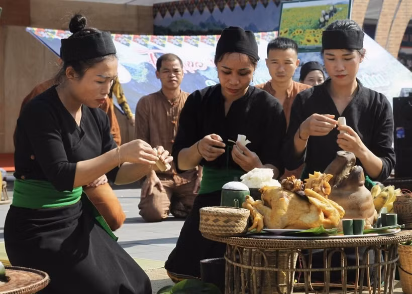 Mâm cúng trong Lễ hội “Tiếng sấm đầu năm” của người Ơ Đu. Nguồn ảnh minh họa: qdnd.vn