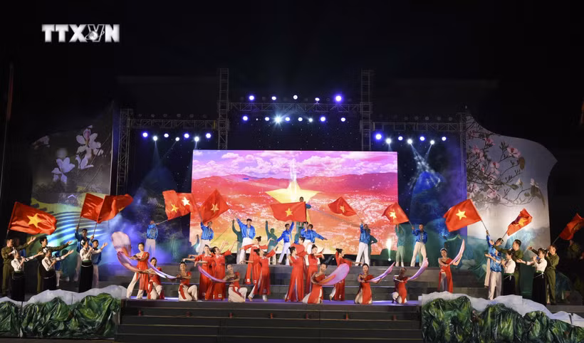 Chương trình nghệ thuật chào mừng Chiến thắng Điện Biên Phủ với chủ đề “Bản hùng ca Điện Biên”. Ảnh: Xuân Tư - TTXVN