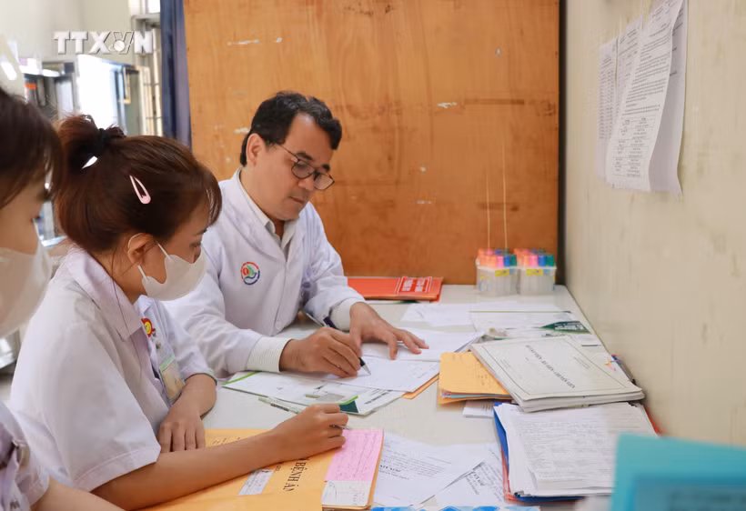 Bệnh viện Đa khoa tỉnh Khánh Hòa luôn duy trì kíp trực nhằm đáp ứng kịp thời công tác chăm sóc sức khỏe nhân dân trong dịp Tết Nguyên đán. Ảnh: Phan Sáu - TTXVN