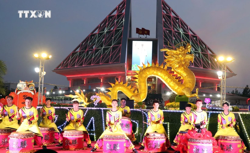 Sôi nổi các hoạt động chào mừng khai mạc Vườn hoa Xuân Giáp Thìn năm 2024 tại Quảng trường 16 tháng 4. Ảnh: Công Thử - TTXVN 