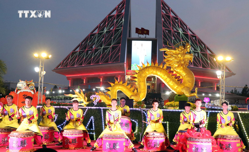 Sôi nổi các hoạt động chào mừng khai mạc Vườn hoa Xuân Giáp Thìn năm 2024 tại Quảng trường 16 tháng 4. Ảnh: Công Thử - TTXVN 