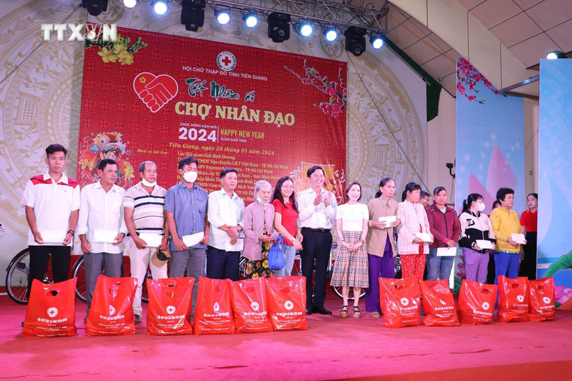 Trao quà Tết cho hộ nghèo tại thành phố Mỹ Tho (Tiền Giang). Ảnh: Minh Trí - TTXVN