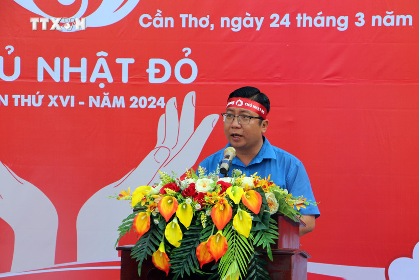 Phó Bí thư Thành đoàn Cần Thơ Trần Việt Tuấn phát động chương trình Chủ nhật đỏ năm 2024 tại thành phố Cần Thơ. Ảnh: Trung Kiên - TTXVN