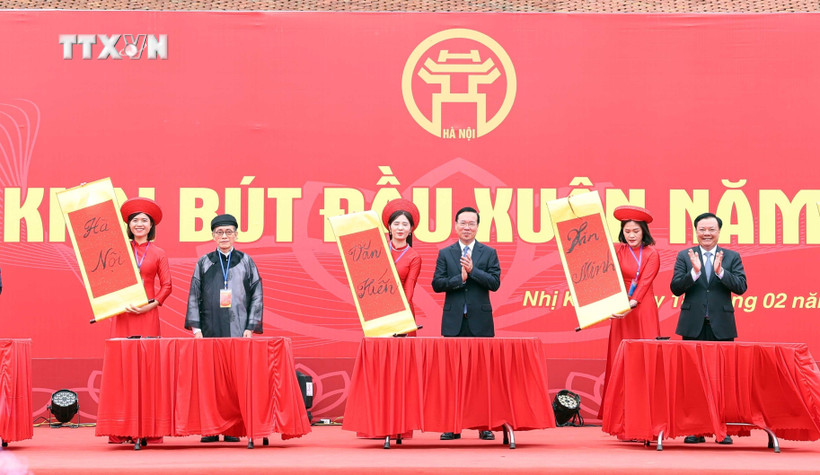 Chủ tịch nước Võ Văn Thưởng và các đại biểu thực hiện nghi thức khai bút đầu Xuân năm 2024 tại Khu lưu niệm Anh hùng dân tộc, Danh nhân văn hoá thế giới Nguyễn Trãi. Ảnh: Thống Nhất - TTXVN 