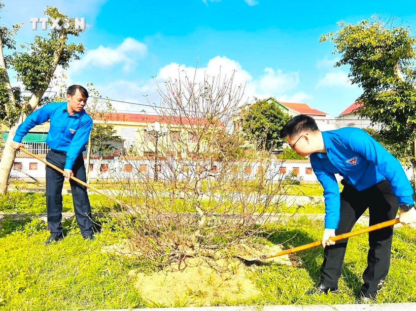 Đoàn Khối các cơ quan tỉnh Quảng Bình và Huyện đoàn Bố Trạch tổ chức “Tết trồng cây đời đời nhớ ơn Bác Hồ” trong khuôn viên Khu tưởng niệm Đại đội thanh niên xung phong C283. Ảnh: TTXVN phát