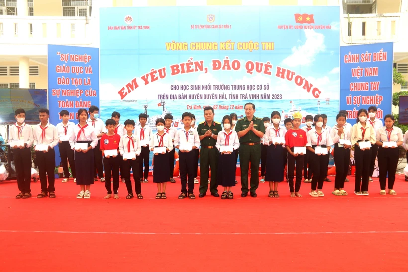 Trao học bổng cho học sinh có hoàn cảnh khó khăn học giỏi huyện Duyên Hải, Trà Vinh. Ảnh: ThanH Hòa - TTXVN