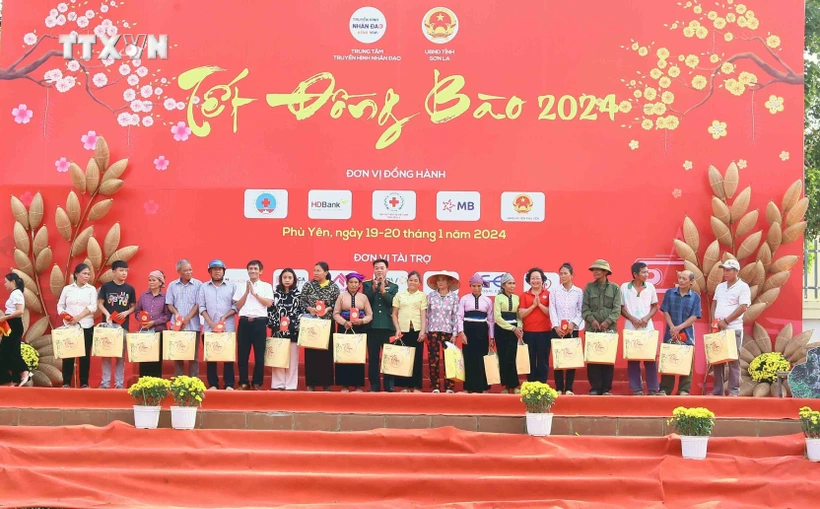 Trao quà cho nhân dân có hoàn cảnh khó khăn. Ảnh: Quang Quyết - TTXVN