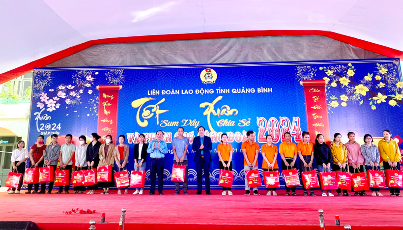 Ông Trần Hải Châu, Phó Bí thư Thường trực Tỉnh ủy, Chủ tịch Hội đồng Nhân dân tỉnh Quảng Bình và Chủ tịch Liên đoàn Lao động tỉnh trao tặng các suất quà ý nghĩa cho đoàn viên, người lao động có hoàn cảnh khó khăn. Ảnh: Võ Dung - TTXVN 