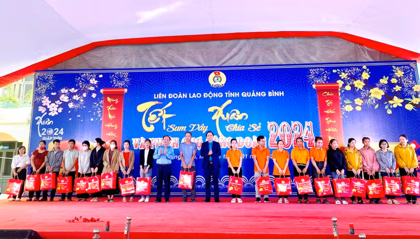Ông Trần Hải Châu, Phó Bí thư Thường trực Tỉnh ủy, Chủ tịch Hội đồng Nhân dân tỉnh Quảng Bình và Chủ tịch Liên đoàn Lao động tỉnh trao tặng các suất quà ý nghĩa cho đoàn viên, người lao động có hoàn cảnh khó khăn. Ảnh: Võ Dung - TTXVN 