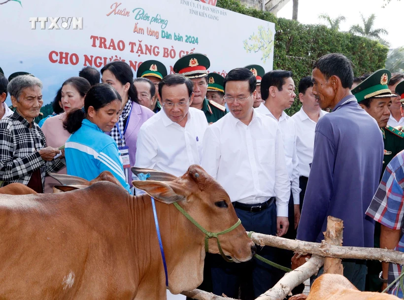 Chủ tịch nước Võ Văn Thưởng tặng bò cho hộ nghèo của chương trình "Xuân biên phòng ấm lòng dân bản". Ảnh: Thống Nhất - TTXVN 