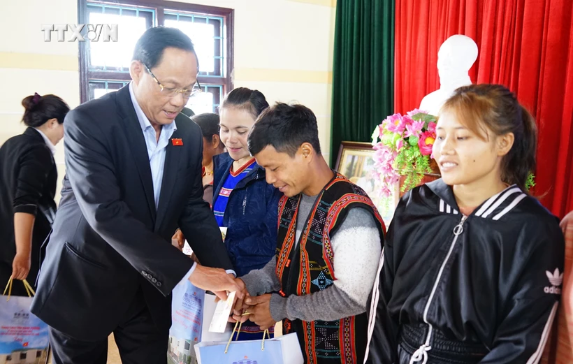 Phó Chủ tịch Quốc hội Trần Quang Phương thăm, tặng quà Tết cho người dân có hoàn cảnh khó khăn của xã A Ngo, huyện Đakrông. Ảnh: Thanh Thủy - TTXVN