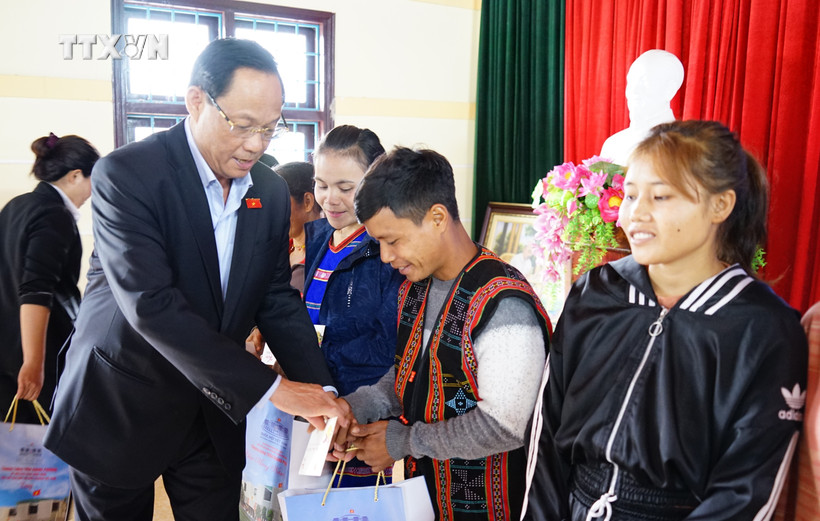 Phó Chủ tịch Quốc hội Trần Quang Phương thăm, tặng quà Tết cho người dân có hoàn cảnh khó khăn của xã A Ngo, huyện Đakrông. Ảnh: Thanh Thủy - TTXVN