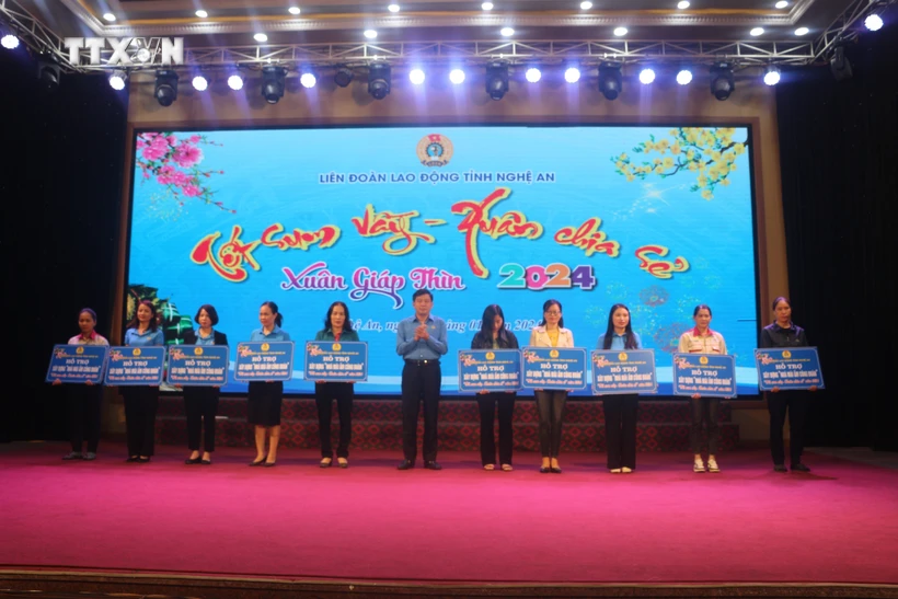 10 công nhân được trao tặng nhà Mái ấm công đoàn. Ảnh: Bích Huệ - TTXVN