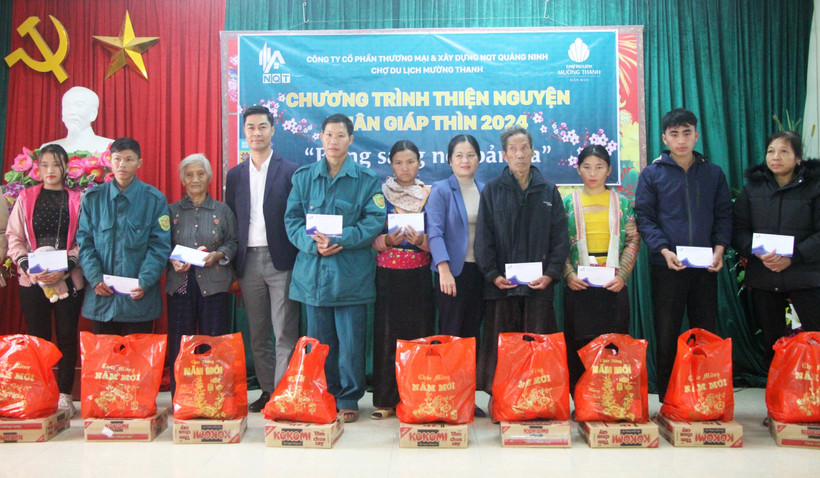 Phó Chủ tịch Ủy ban Mặt trận Tổ quốc Việt Nam tỉnh Điện Biên Nguyễn Thị Nga cùng nhà hảo tâm trao quà cho nhân dân thị xã Mường Lay. Ảnh: Phan Quân - TTXVN