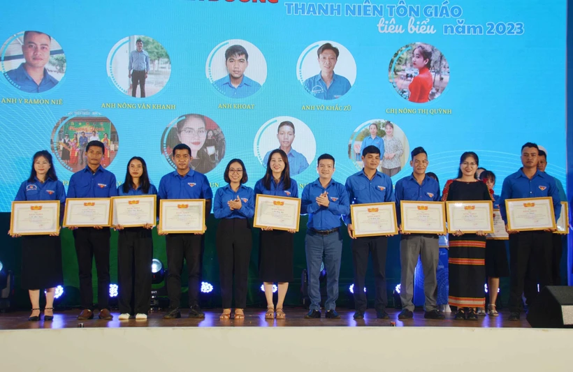Tuyên dương Thanh niên dân tộc thiểu số, thanh niên tôn giáo tiêu biểu năm 2023. Ảnh: Hoài Thu – TTXVN