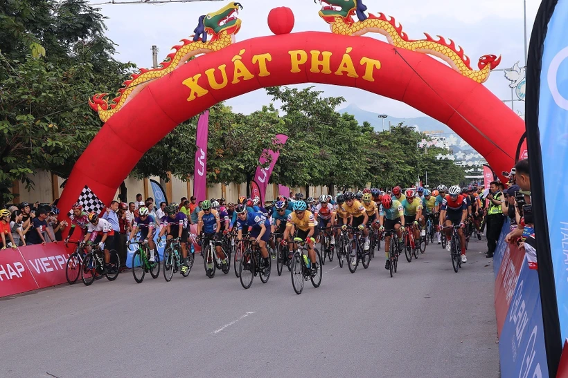Các vận động viên tham dự giải tại điểm xuất phát. Ảnh: Thanh Hải - TTXVN
