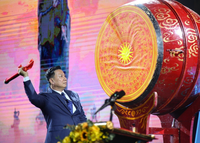 Ông Nguyễn Thanh Ngọc, Phó Bí thư Tỉnh ủy, Chủ tịch UBND tỉnh Tây Ninh đánh trống khai mạc "Ngày Tây Ninh tại Hà Nội". Ảnh: Tuấn Đức - TTXVN 