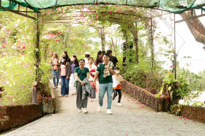 Du khách đến với huyện Phong Điền (thành phố Cần Thơ). Ảnh: Thu Hiền - TTXVN