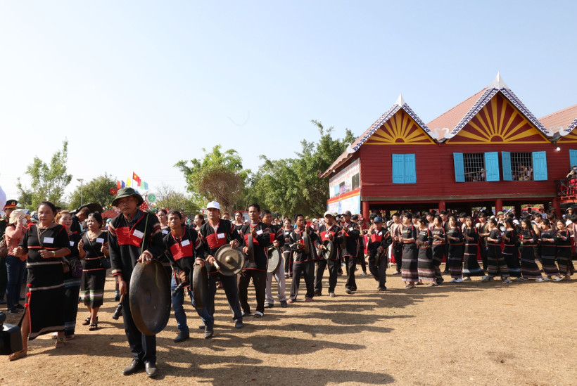 Đồng bào các dân tộc anh em huyện Buôn Đôn (Đắk Lắk) biểu diễn tại Hội voi Buôn Đôn. Ảnh: Tuấn Anh - TTXVN