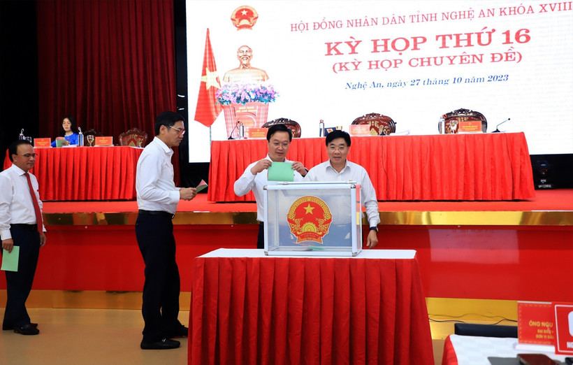 Các đại biểu tổ chức lấy phiếu tín nhiệm đối với 30 người giữ chức vụ do Hội đồng nhân dân tỉnh bầu. Ảnh: Văn Tý - TTXVN