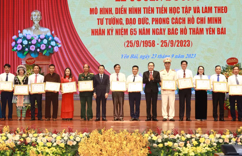 Phó Chủ tịch Thường trực Quốc hội Trần Thanh Mẫn và Bí thư Tỉnh ủy Yên Bái Đỗ Đức Duy trao tặng bằng khen và quà lưu niệm cho các tập thể điển hình tiên tiến. Ảnh: Việt Dũng - TTXVN