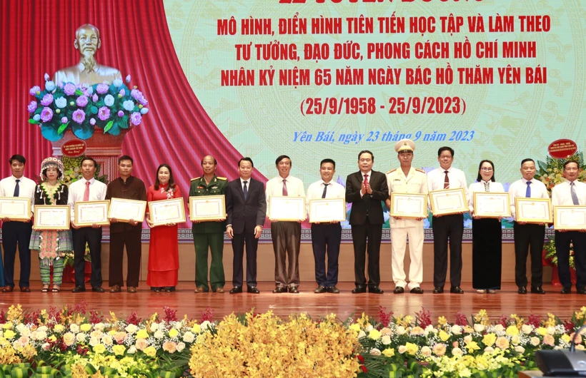 Phó Chủ tịch Thường trực Quốc hội Trần Thanh Mẫn và Bí thư Tỉnh ủy Yên Bái Đỗ Đức Duy trao tặng bằng khen và quà lưu niệm cho các tập thể điển hình tiên tiến. Ảnh: Việt Dũng - TTXVN