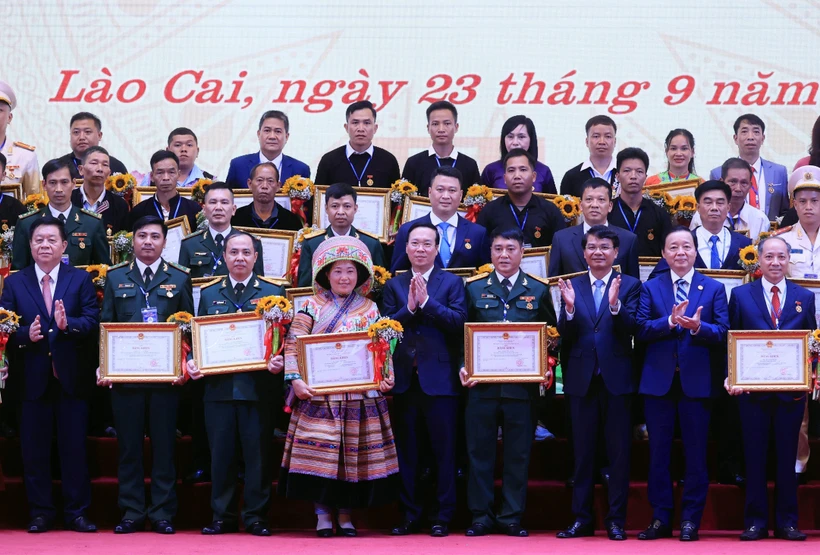 Chủ tịch nước Võ Văn Thưởng và các đồng chí lãnh đạo Đảng, Nhà nước với các tập thể và cá nhân có thành tích xuất sắc trong đợt thi đua chào mừng kỷ niệm 65 năm Ngày Bác Hồ thăm tỉnh Lào Cai. Ảnh: Thống Nhất – TTXVN