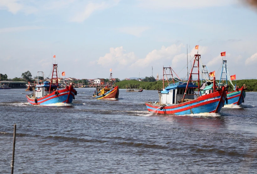 Tàu cá của ngư dân huyện Diễn Châu (Nghệ An) vươn khơi bám biển. Ảnh: Văn Tý - TTXVN