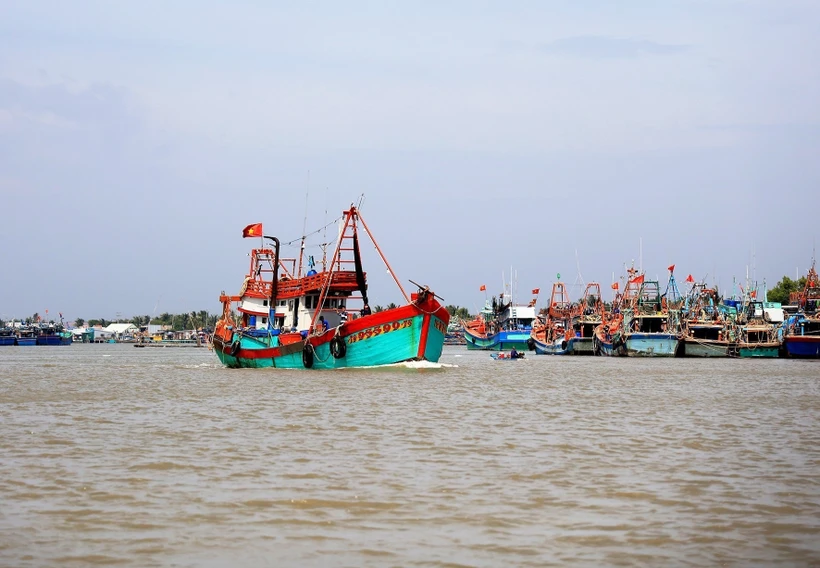 Bộ đội Biên phòng các tỉnh khu vực Tây Nam hướng dẫn cho ngư dân nhận biết được ranh giới vùng biển Việt Nam với các nước nhằm cảnh báo, răn đe, ngăn ngừa các hành vi vi phạm. Ảnh minh họa: Hồng Đạt - TTXVN