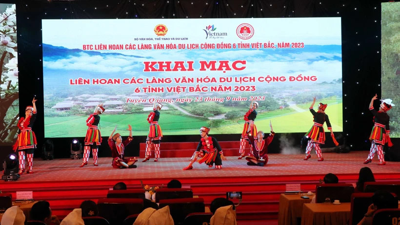 Tiết mục múa của đoàn Tuyên Quang. Ảnh: Quang Cường - TTXVN