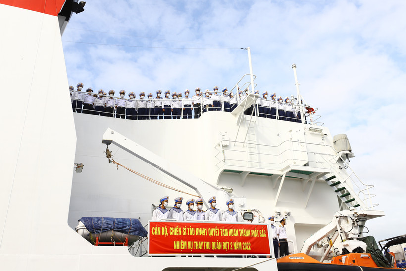 Lễ xuất quân, vận chuyển quà tết chúc tết 2023 các cán bộ, chiến sĩ, nhân dân đang làm việc, sinh sống trên quần đảo Trường Sa. Ảnh: Ngọc Đức - TTXVN 