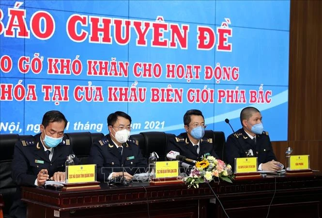 Phó Cục trưởng Cục Hải quan Lạng Sơn Vy Công Tường (thứ hai từ trái sang) trả lời câu hỏi của phóng viên. Ảnh: Phạm Hậu - TTXVN 