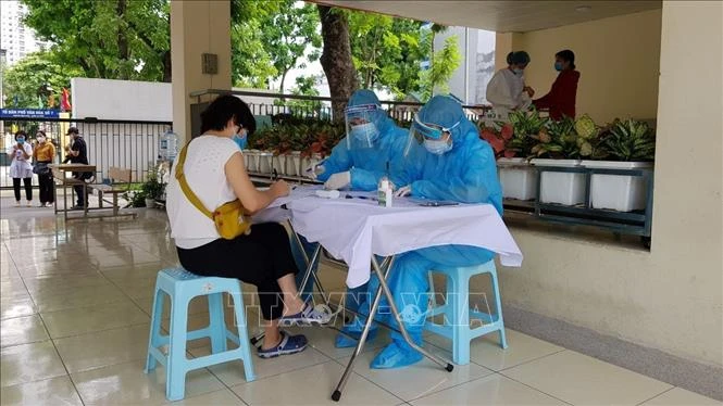 Các trường hợp đến làm xét nghiệm đều được yêu cầu khai báo y tế. Ảnh: Mạnh Khánh-TTXVN