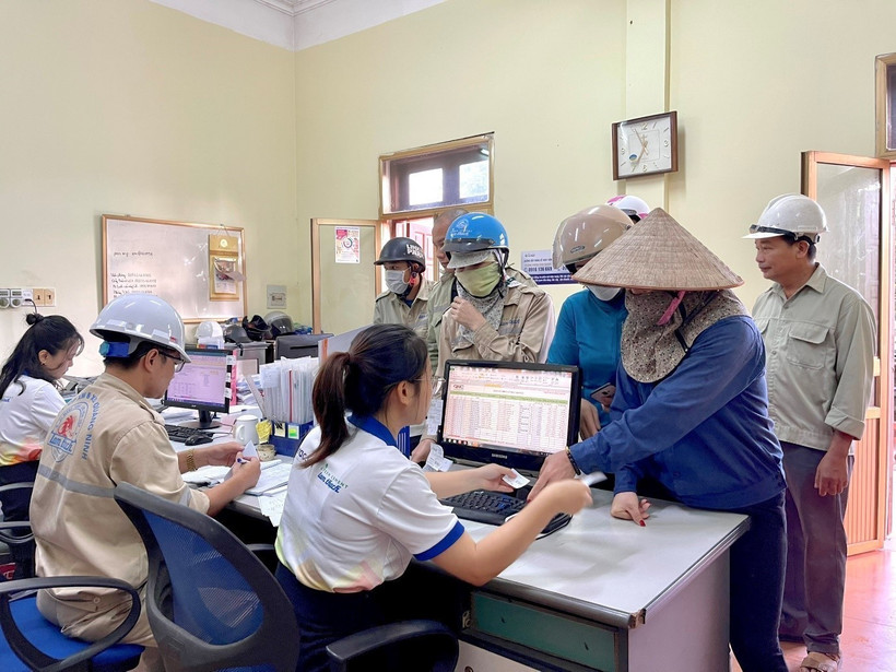 Sau khi gửi rác, nếu không nhận tiền ngay thì khách hàng có thể tích điểm và tiền vào tài khoản của mình. Khi tài khoản đạt đến 300 điểm tích lũy mà chủ tài khoản chưa rút tiền sẽ được Công ty cộng trả lãi suất 1%/năm. Ảnh: Thanh Vân-TTXVN 