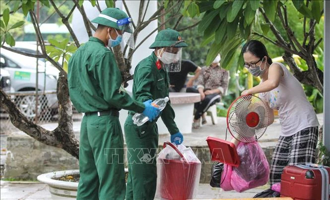 Cán bộ, chiến sĩ Sư đoàn 5, Quân khu 7 cùng các lực lượng chức năng quận Bình Thạnh giúp người dân sống tại các khu trọ, nhà lụp sụp, nhà ven kênh di dòi về ở tại Nhà nghỉ Công đoàn Thanh Đa quận Bình Thạnh để đảm bảo an sinh xã hội và phòng, chống dịch C