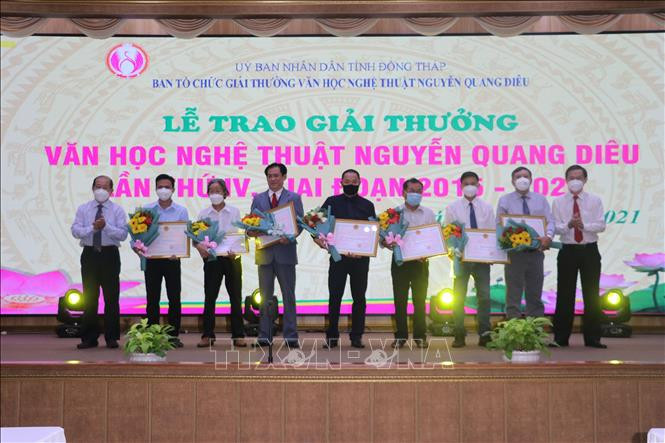 Trao giải thưởng Văn học Nghệ thuật Nguyễn Quang Diêu lần thứ IV. Ảnh: Nguyễn Văn Trí - TTXVN 