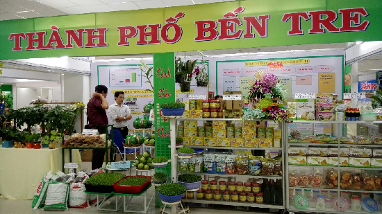 Quảng bá sản phẩm OCOP tại các hội chợ, triển lãm . Ảnh : btusta.vn 