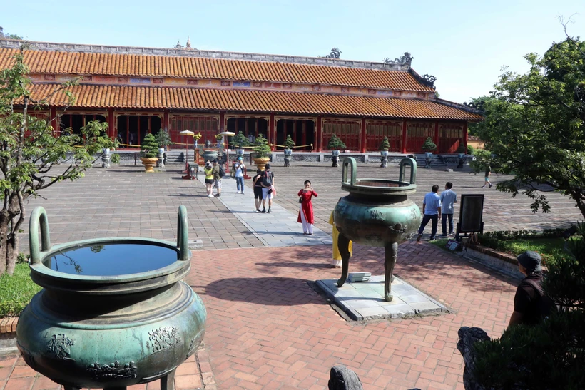 Các đại biểu tham quan Triển lãm “Giang sơn Việt Nam trên Cửu Đỉnh”. Ảnh: Đỗ Trưởng - TTXVN 