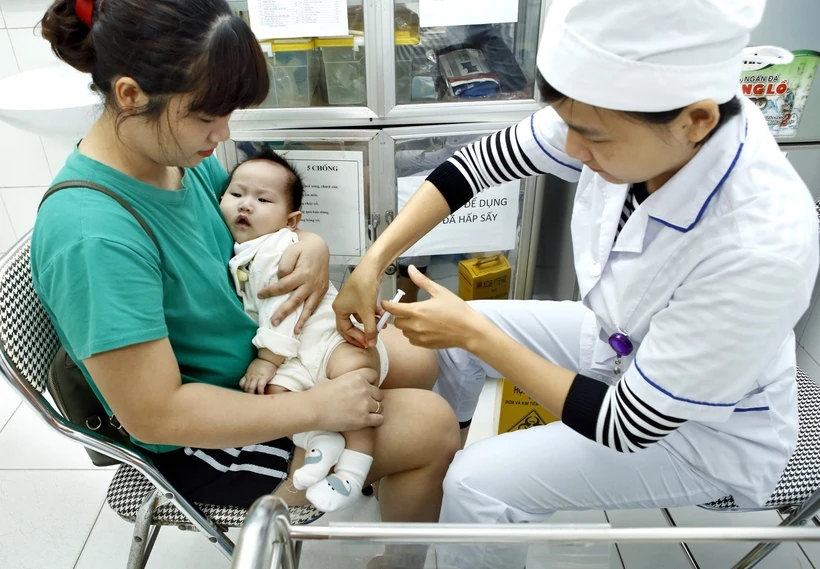 Khẩn trương tiêm vaccine cho trẻ trước nguy cơ cao xâm nhập bại liệt hoang dại