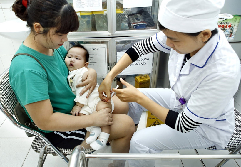 Khẩn trương tiêm vaccine cho trẻ trước nguy cơ cao xâm nhập bại liệt hoang dại