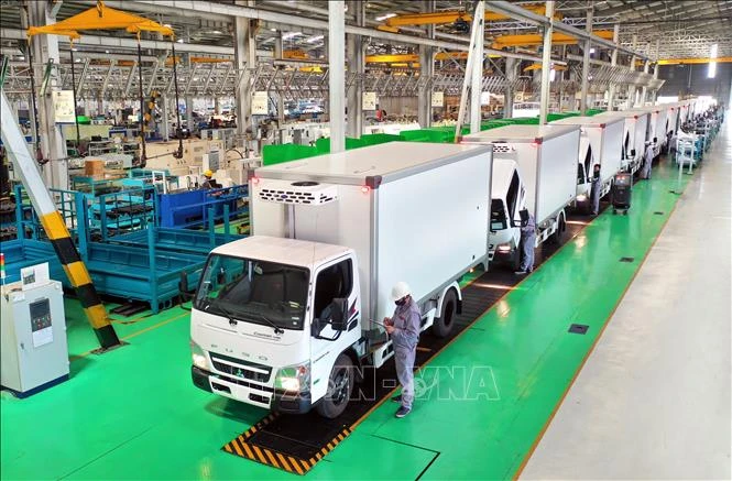 Thaco Chu Lai sản xuất xe chuyên dụng vận chuyển vắc xin và xe phục vụ tiêm chủng lưu động tặng Bộ Y tế. Ảnh: Trần Tĩnh - TTXVN 