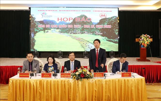 Ông Trần Song Tùng, Phó Chủ tịch UBND tỉnh Ninh Bình trả lời một số câu hỏi tại buổi họp báo. Ảnh: Đức Phương - TTXVN