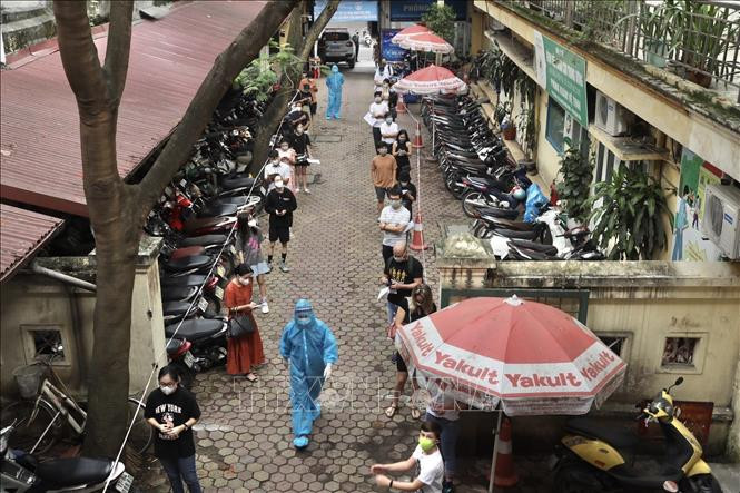 Người trở về từ TP Hồ Chí Minh đến xét nghiệm COVID-19 tại địa điểm 26 Lương Ngọc Quyến (quận Hoàn Kiếm), chiều 10/7/2021. Ảnh: Minh Quyết - TTXVN 