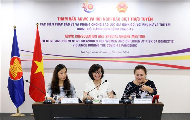 Bàn chủ tọa điều hành Hội nghị trực tuyến tại điểm cầu Hà Nội, Việt Nam. Ảnh: Anh Tuấn – TTXVN